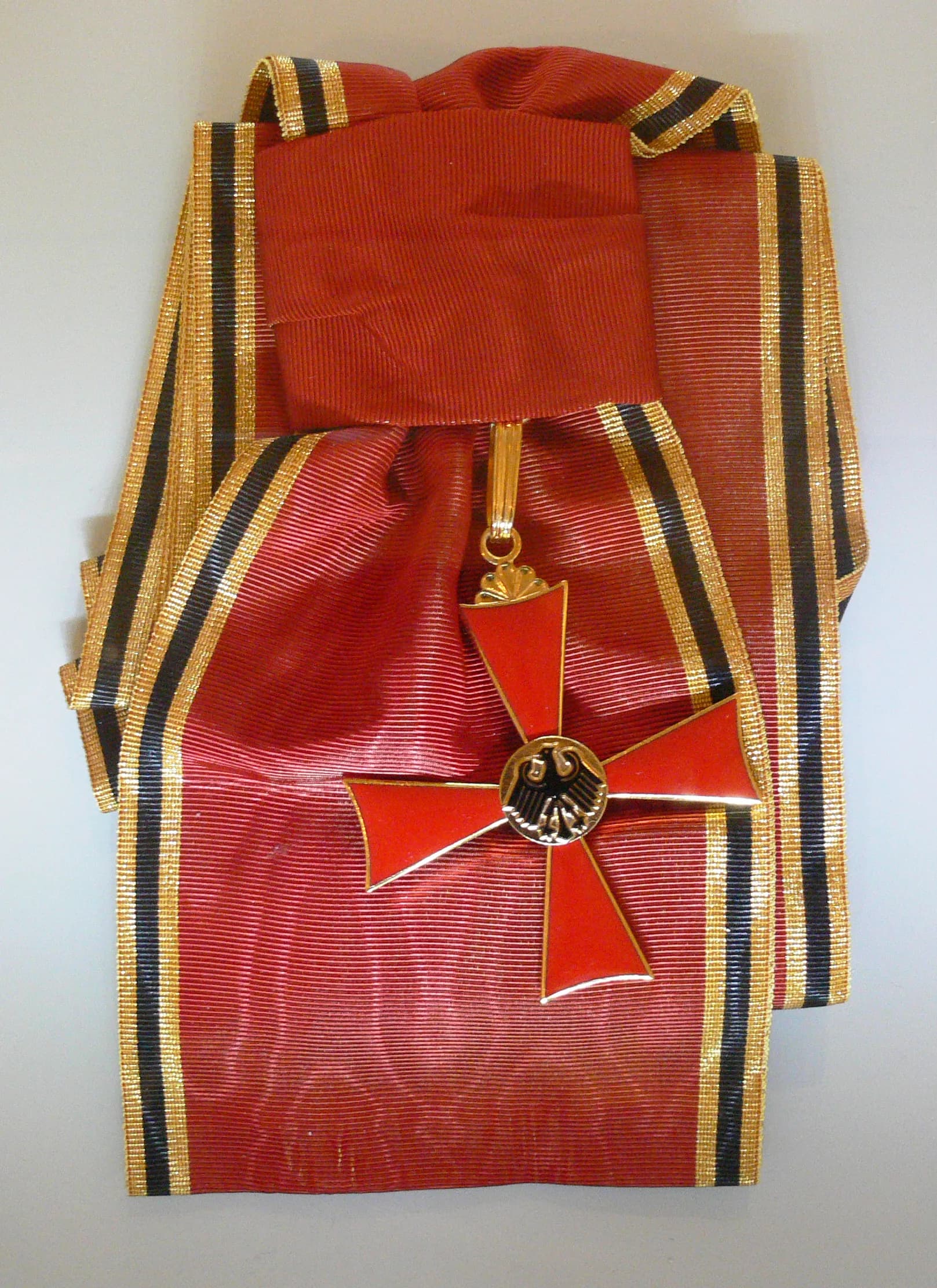 Großes Verdienstkreuz mit Stern und Schulterband des Verdienstordens der Bundesrepublik Deutschland