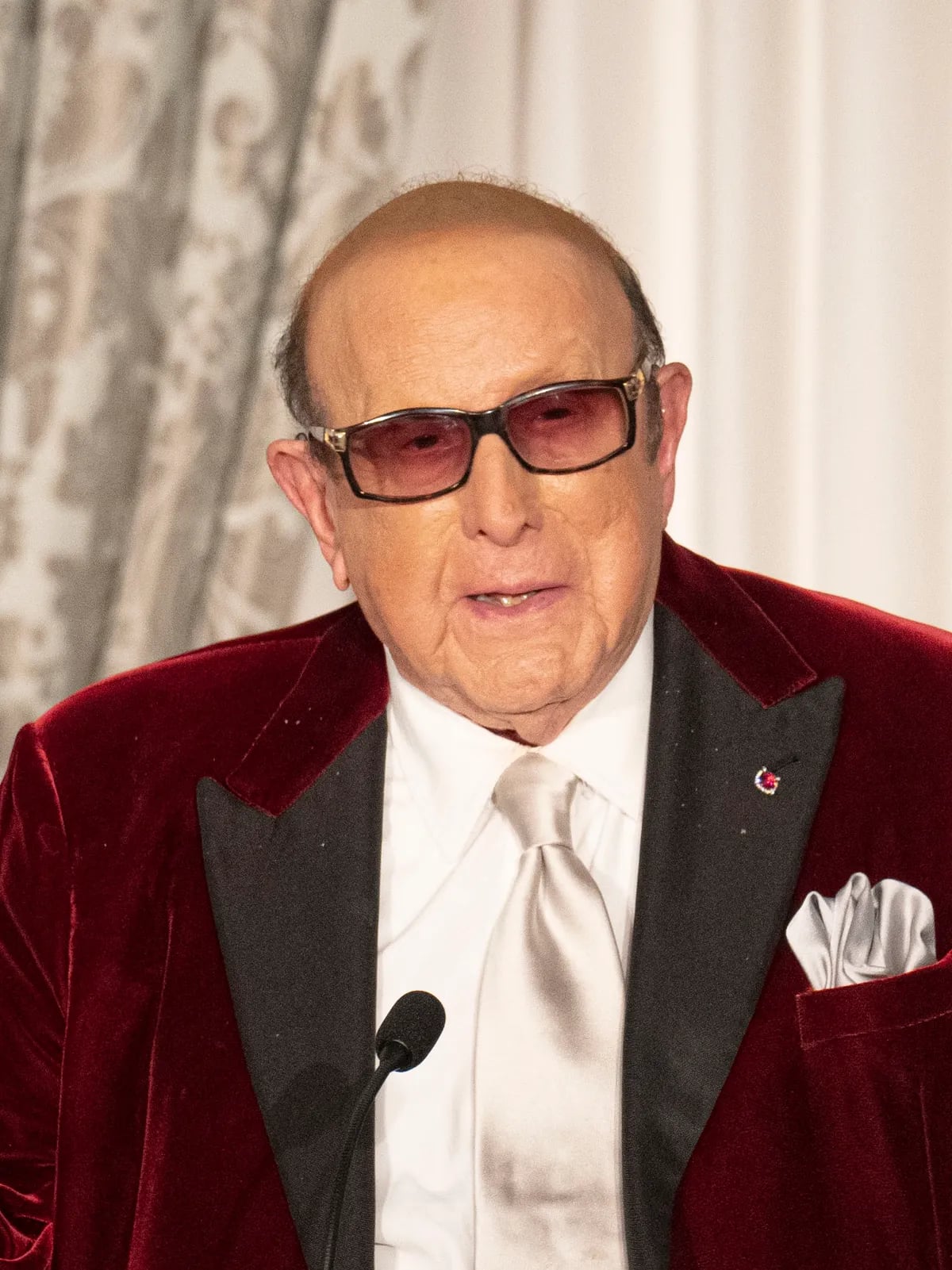 Porträt von Clive Davis (1932–2026) – Gedenkseite