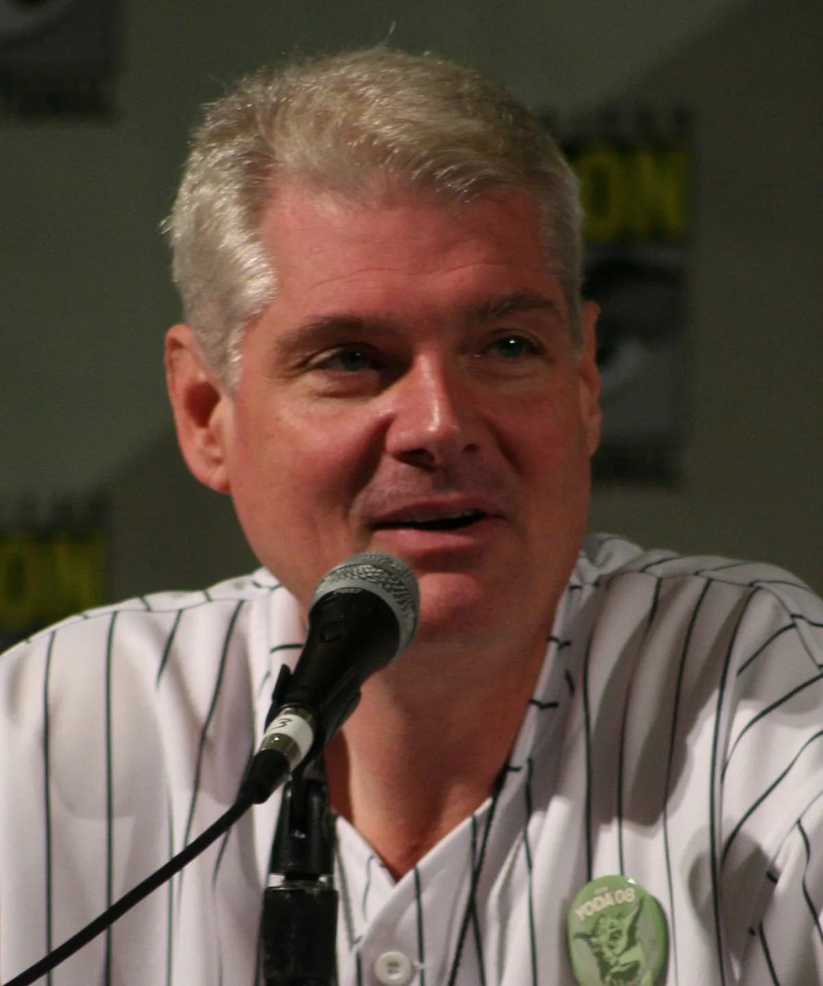 Porträt von Tom Kane (1962–2026) – Gedenkseite