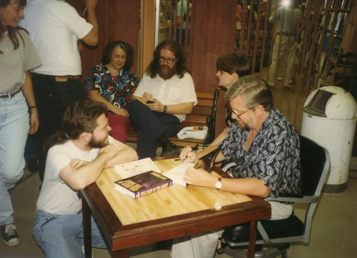 Porträt von Dan Simmons (1948–2026) – Gedenkseite