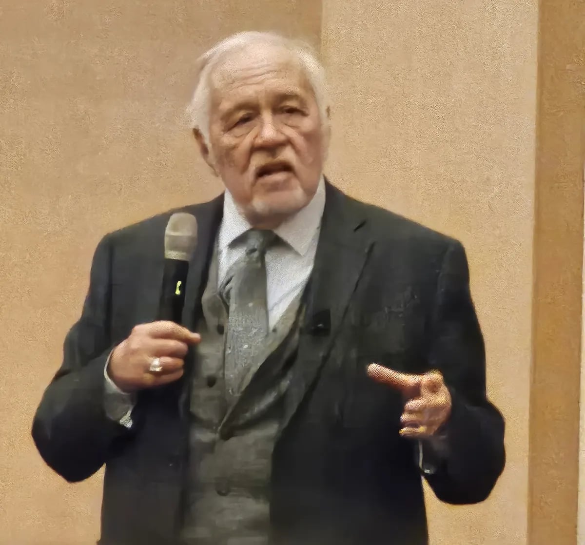 Porträt von İlber Ortaylı (1947–2026) – Gedenkseite