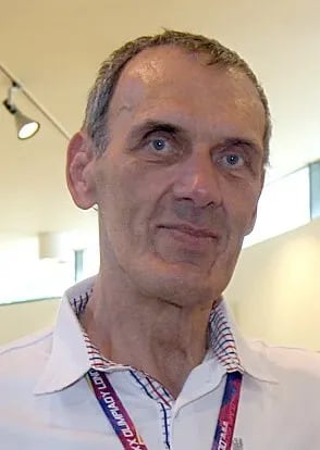 Portrait of Adam Sandurski (1953–2026) – memorial page