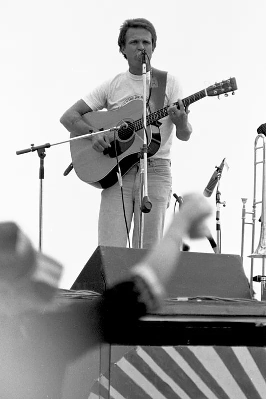 Porträt von Country Joe McDonald (1942–2026) – Gedenkseite
