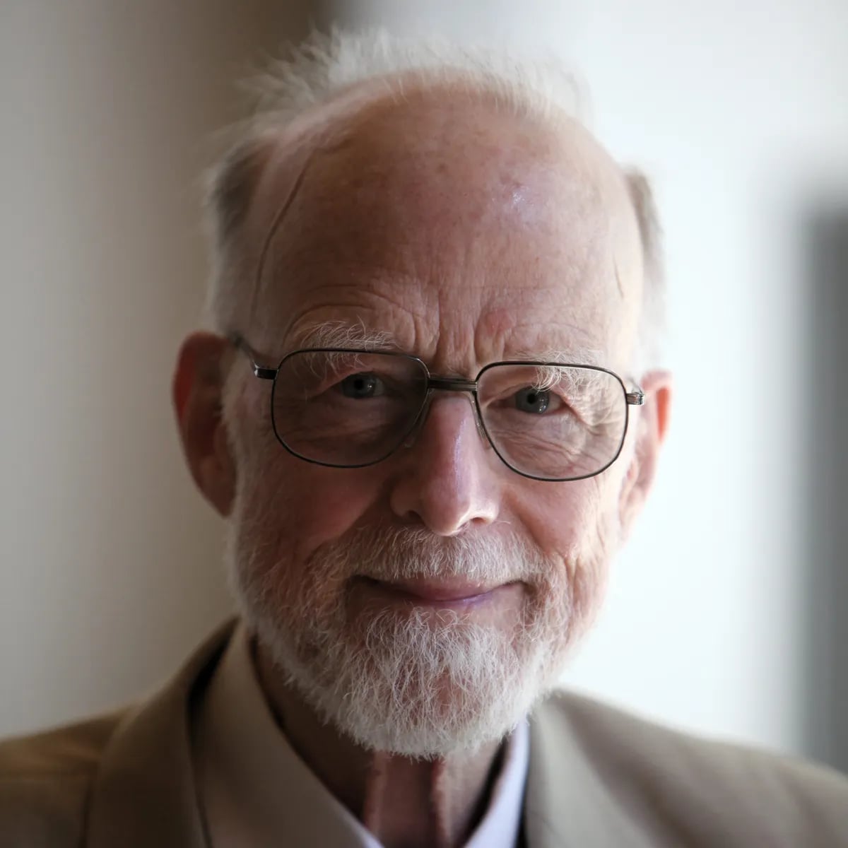 Portrait of Tony Hoare (1934–2026) – memorial page
