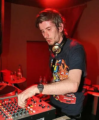 Porträt von Kavinsky (1975–2026) – Gedenkseite