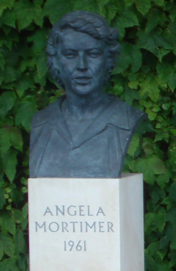 Portrait of Angela Mortimer (1932–2025) – memorial page