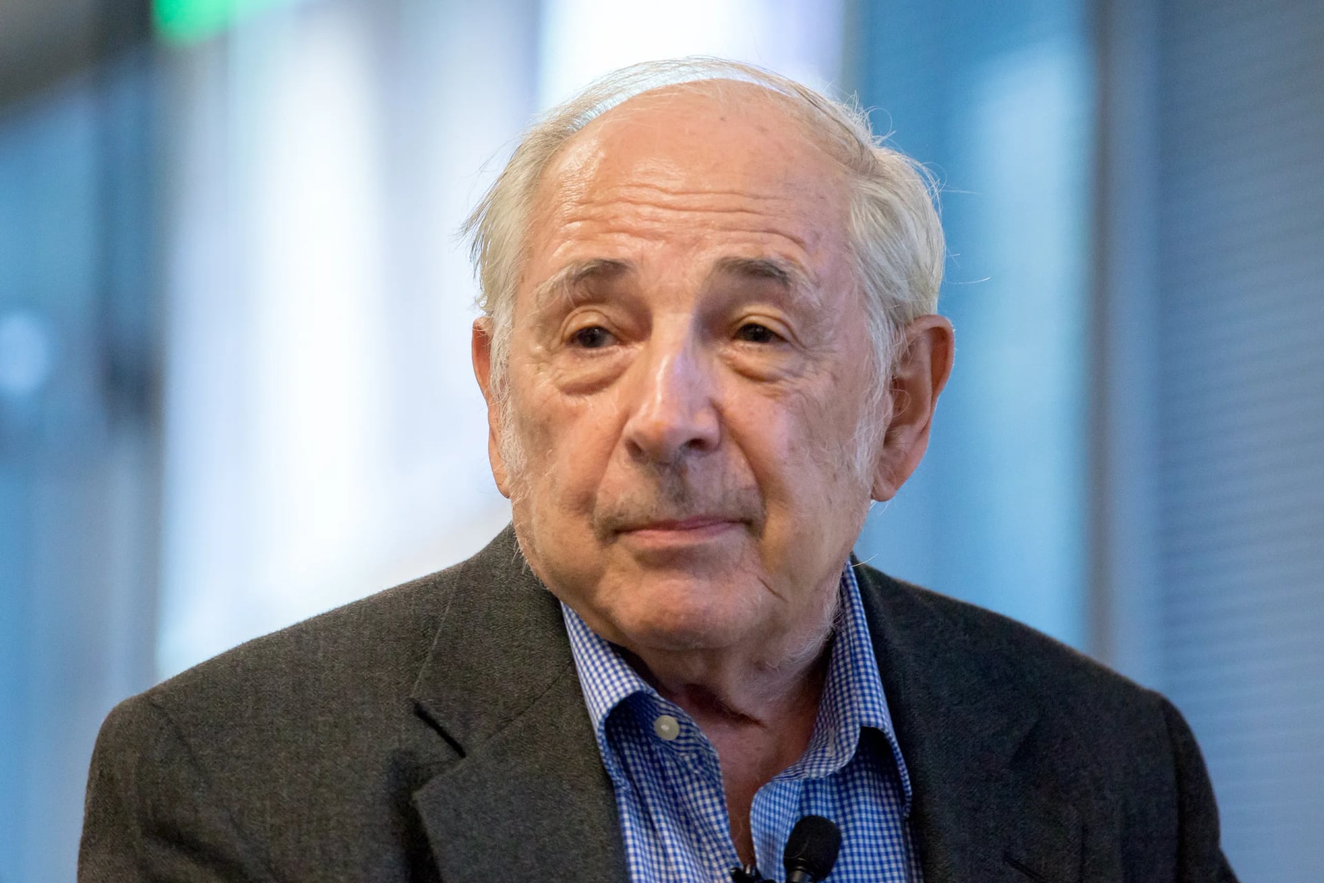 Portrait of John Searle (1932–2025) – memorial page