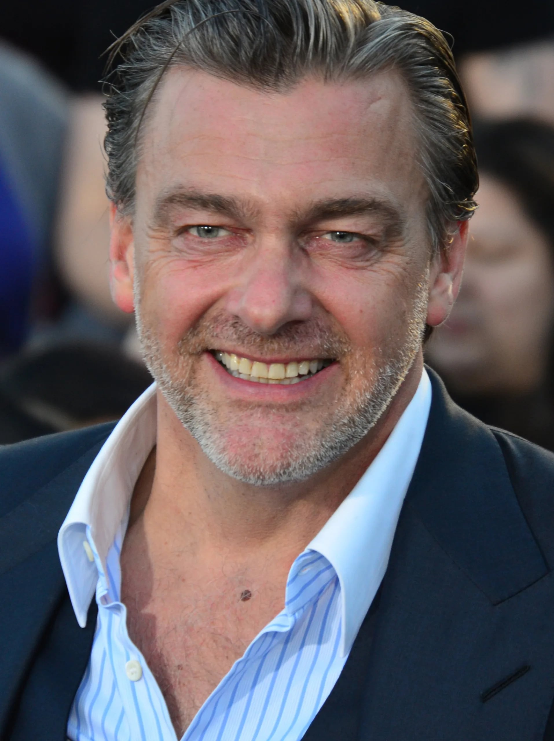 Portrait of Ray Stevenson (1964–2023) – memorial page