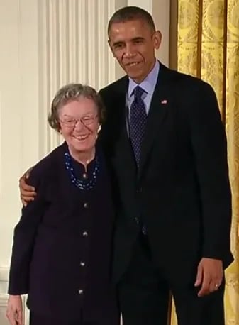 Porträt von Edith M. Flanigen (1929–2026) – Gedenkseite