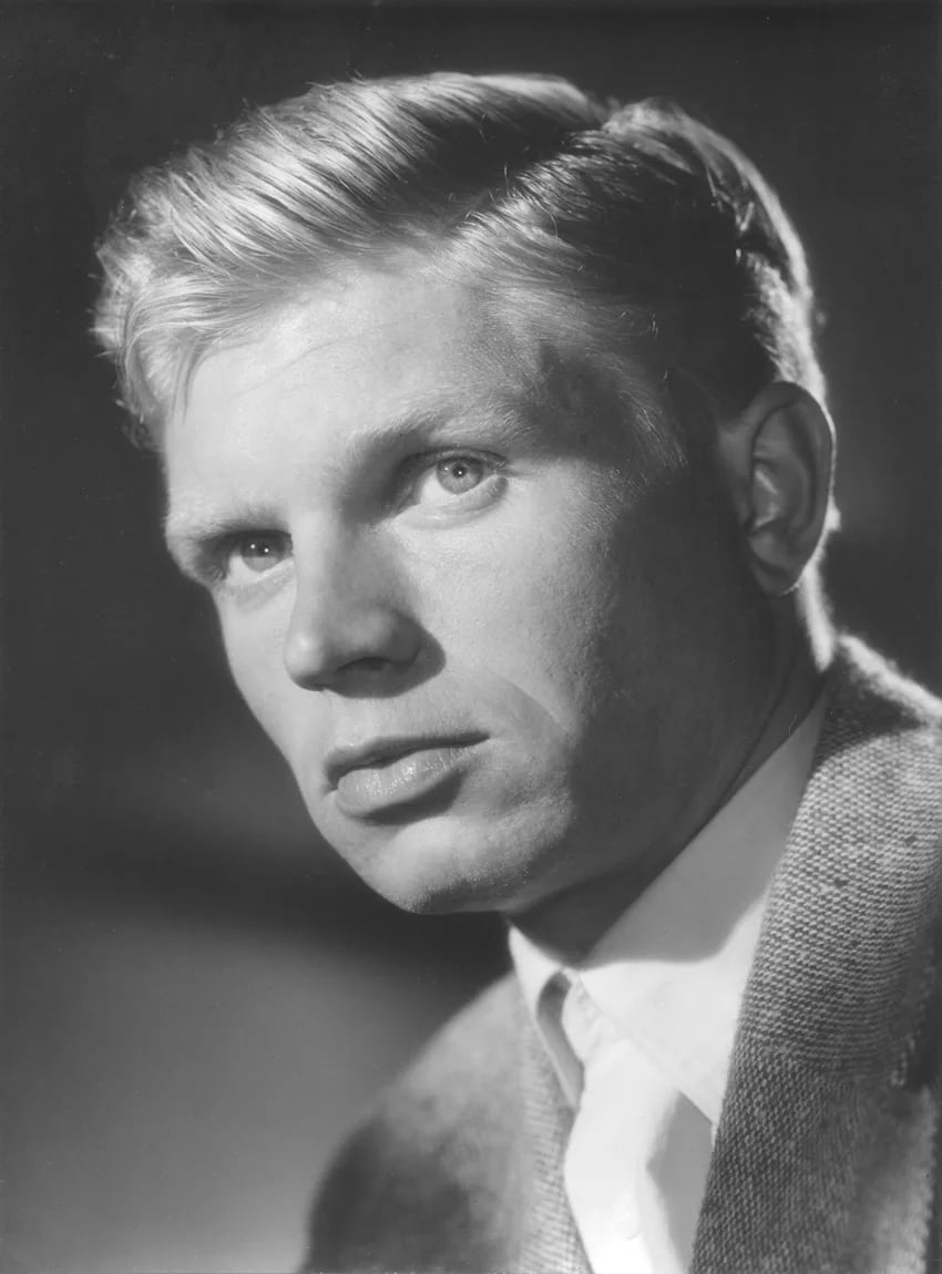 Portrait of Hardy Krüger (1928–2022) – memorial page