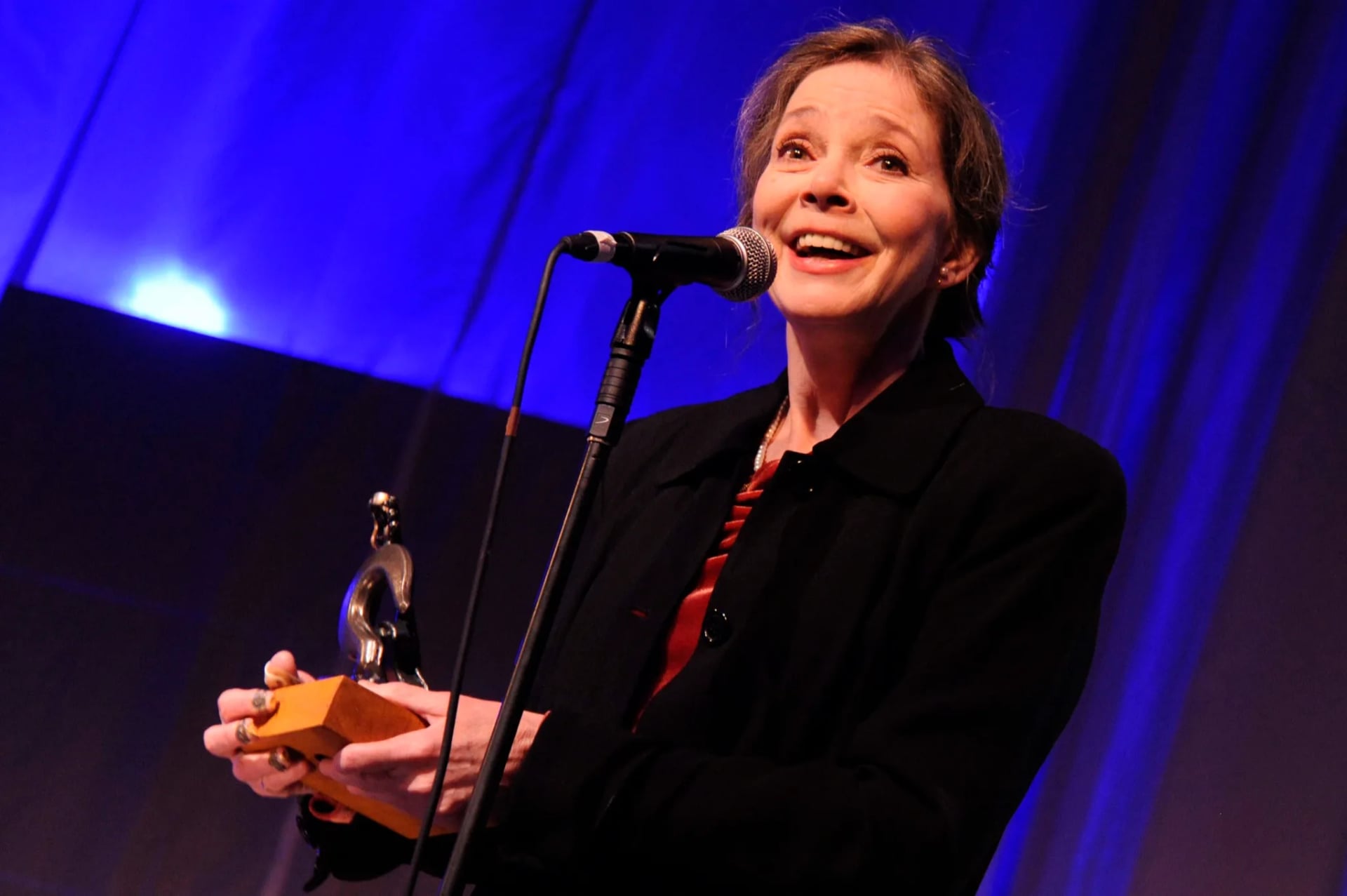 Portrait of Nanci Griffith (1953–2021) – memorial page