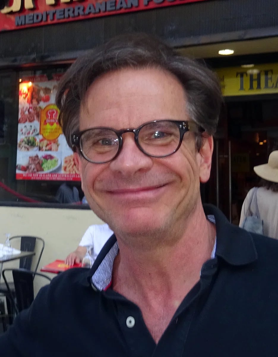 Portrait of Peter Scolari (1955–2021) – memorial page