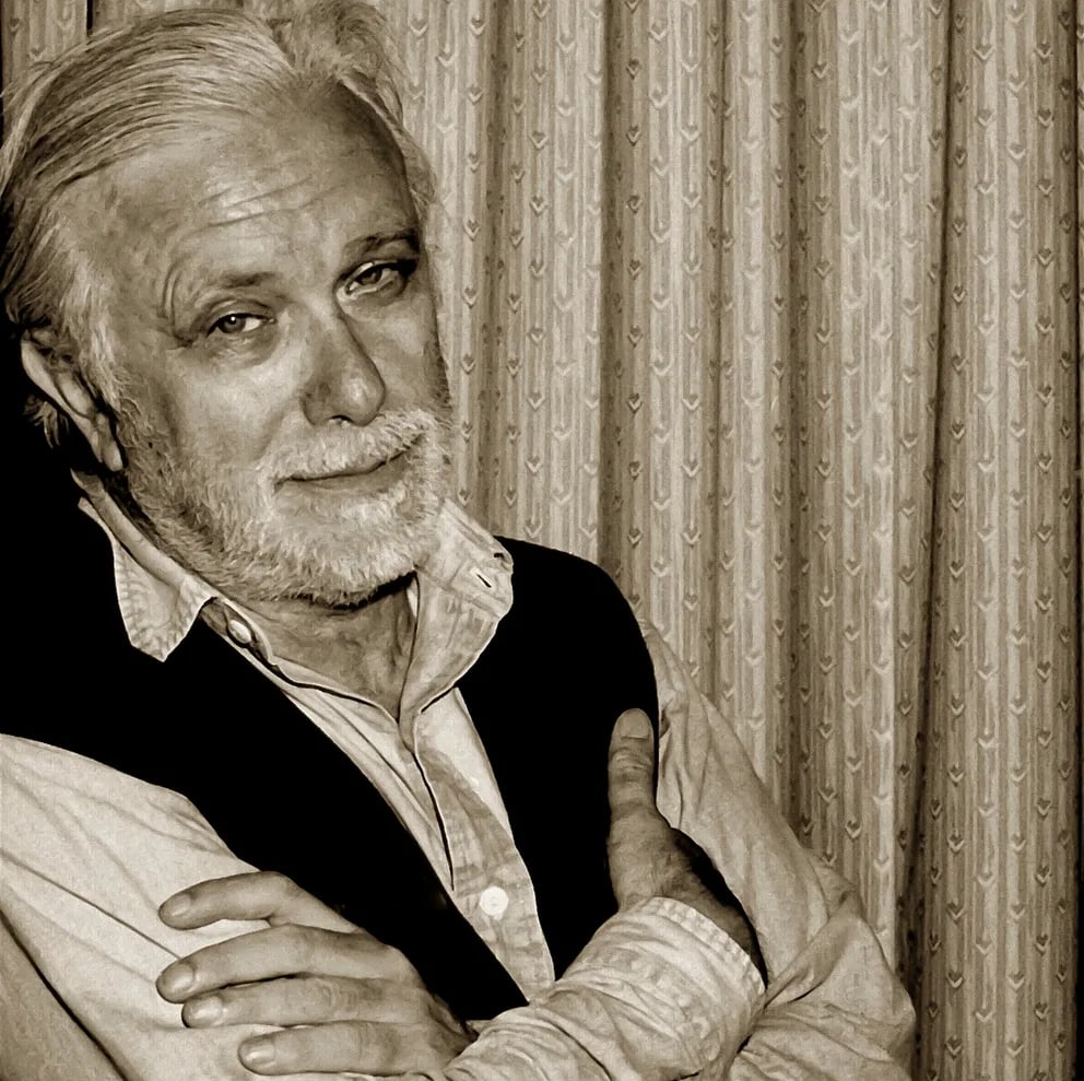 Portrait of Luciano De Crescenzo (1928–2019) – memorial page