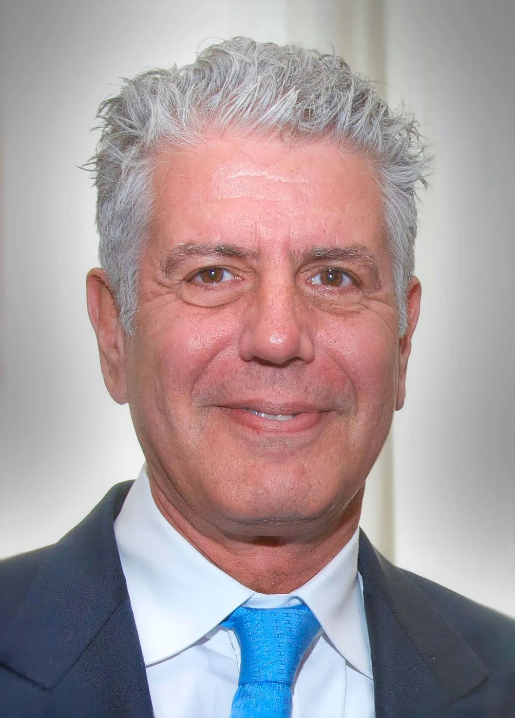 Porträt von Anthony Bourdain (1956–2018) – Gedenkseite