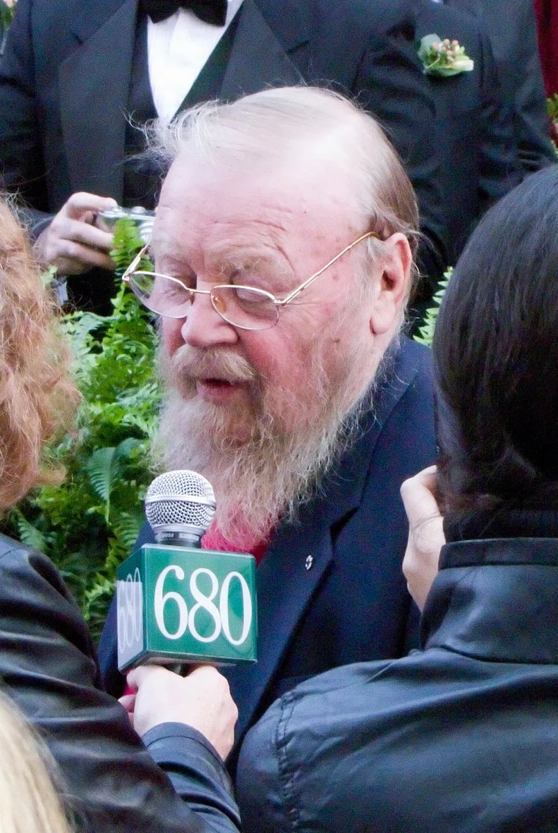 Porträt von Farley Mowat (1921–2014) – Gedenkseite