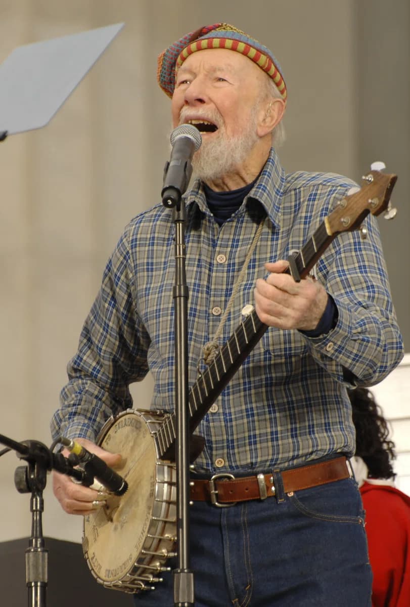 Pete Seeger (née Peter Seeger)