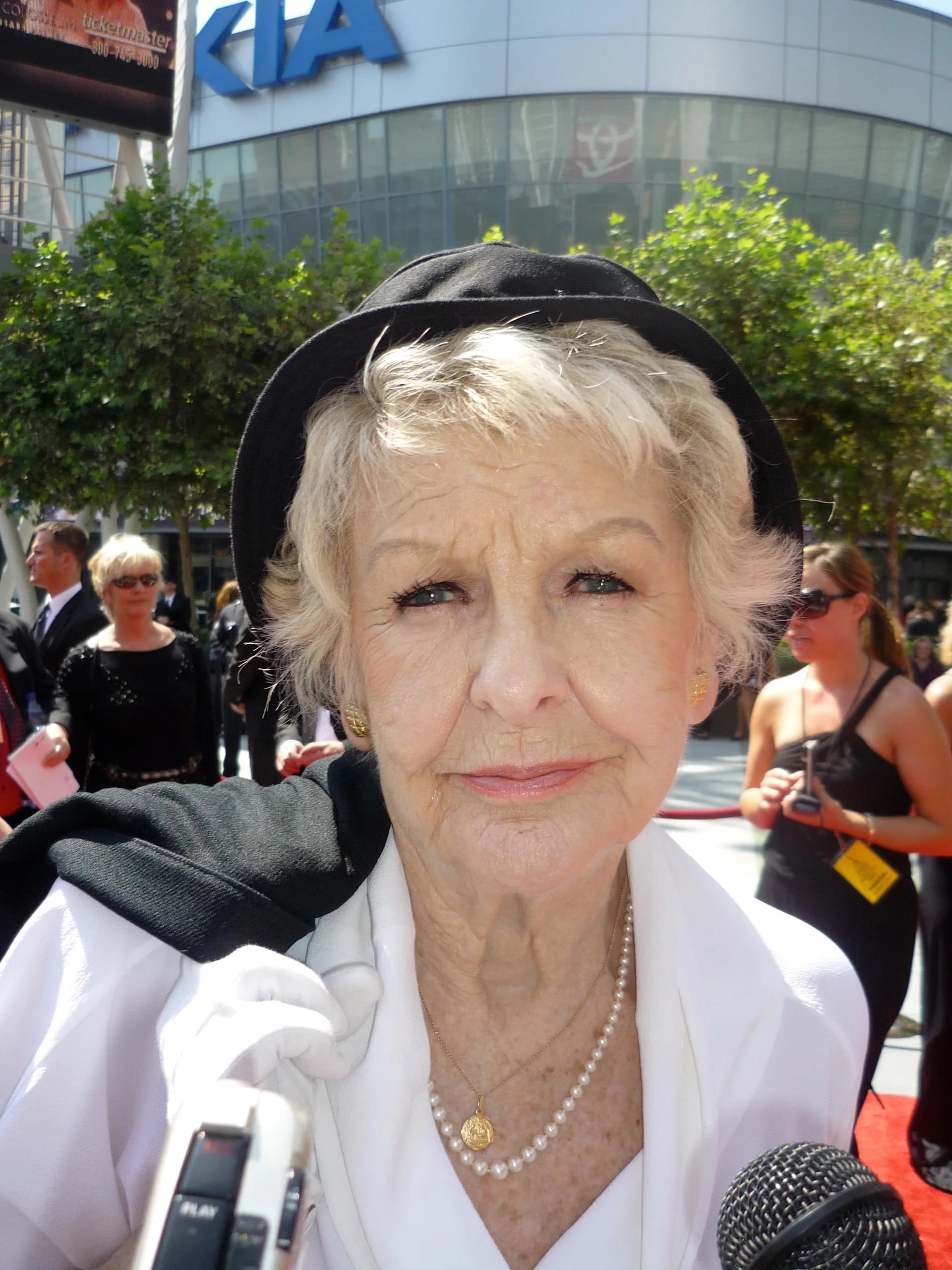 Portrait of Elaine Stritch (1925–2014) – memorial page