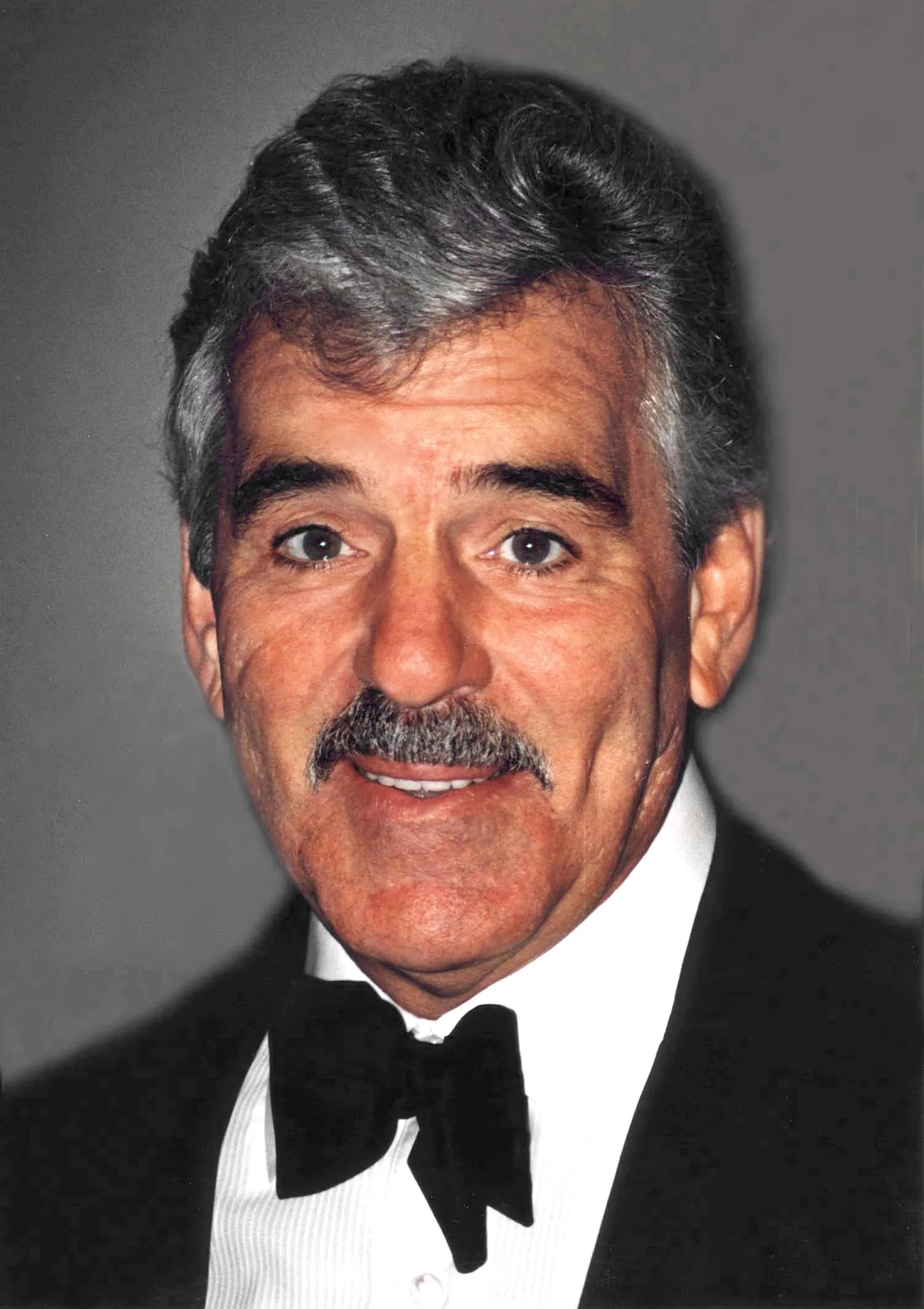 Porträt von Dennis Farina (1944–2013) – Gedenkseite
