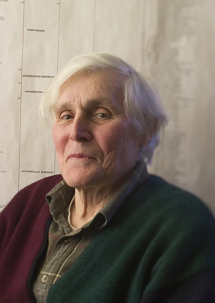 Portrait of Carl Woese (1928–2012) – memorial page