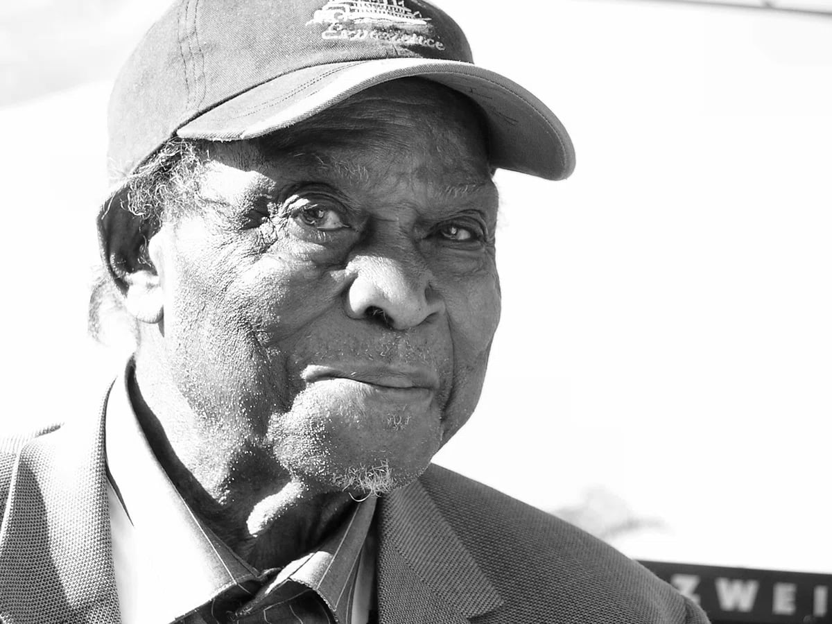 Porträt von David Honeyboy Edwards (1915–2011) – Gedenkseite