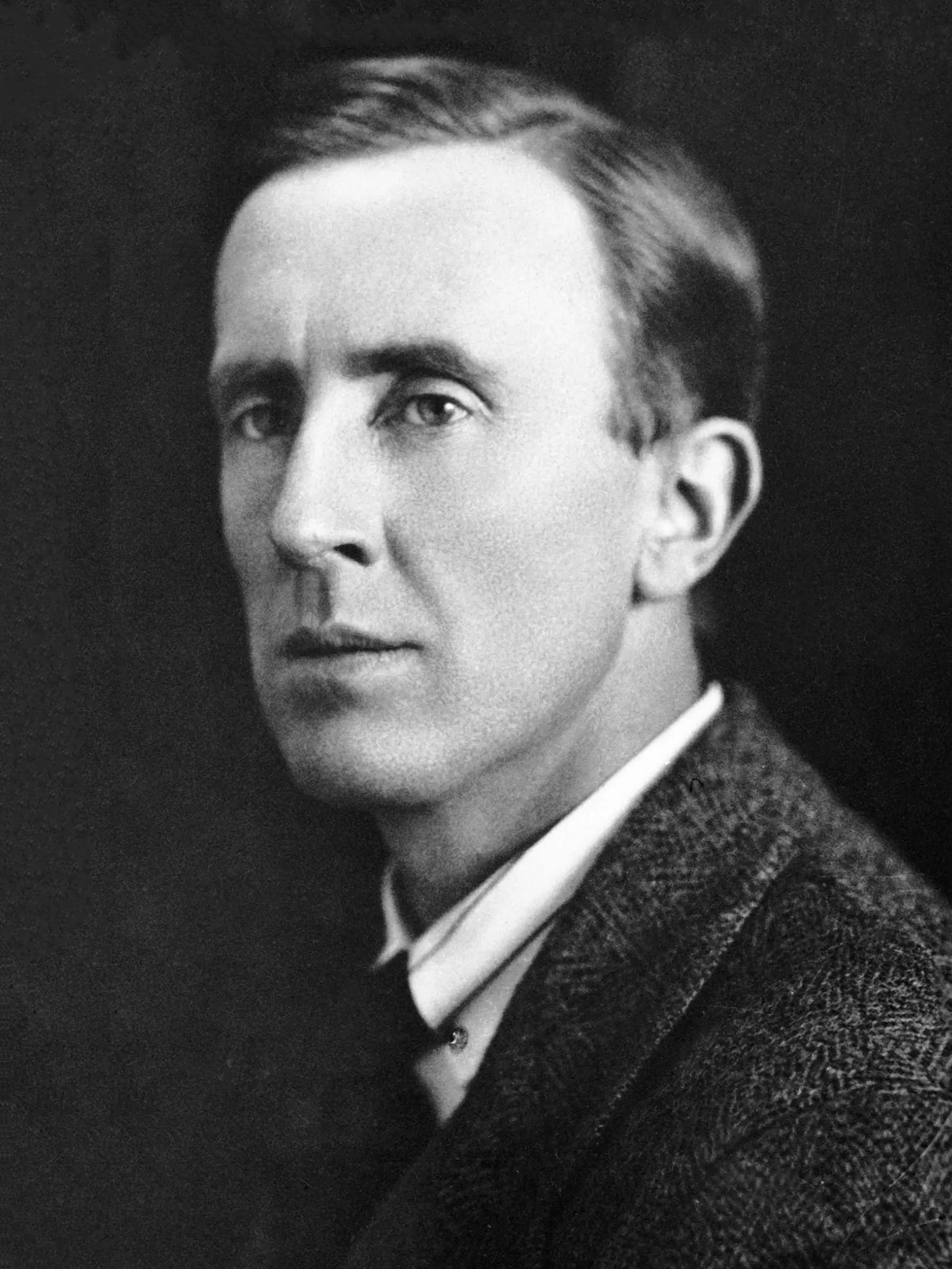 J. R. R. Tolkien in einer Porträtaufnahme, um 1925